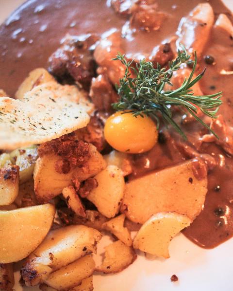 Probiert unsere Filetspitzen in deftig würziger Soße und Röstkartoffeln